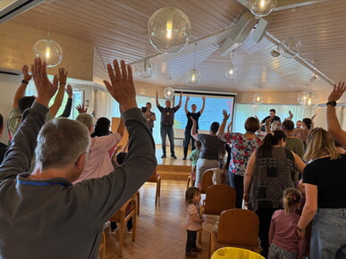Die Kirche feiert kunterbunt: Spiel und Spa&szlig; in Banfe